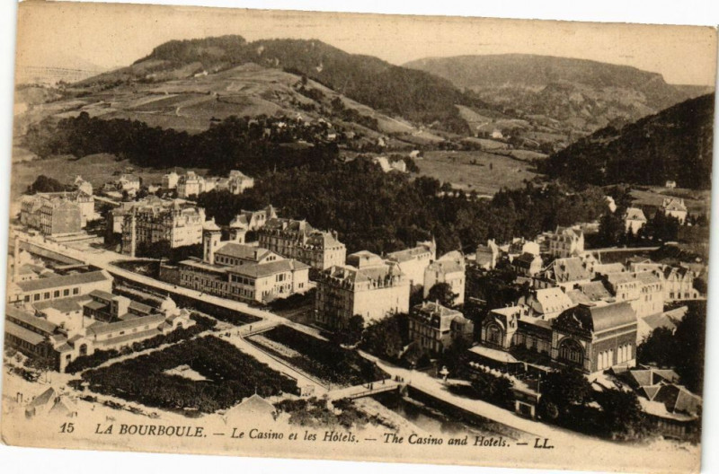 Carte postale ancienne La Bourboule-Le Casino et les Hotels à La Bourboule