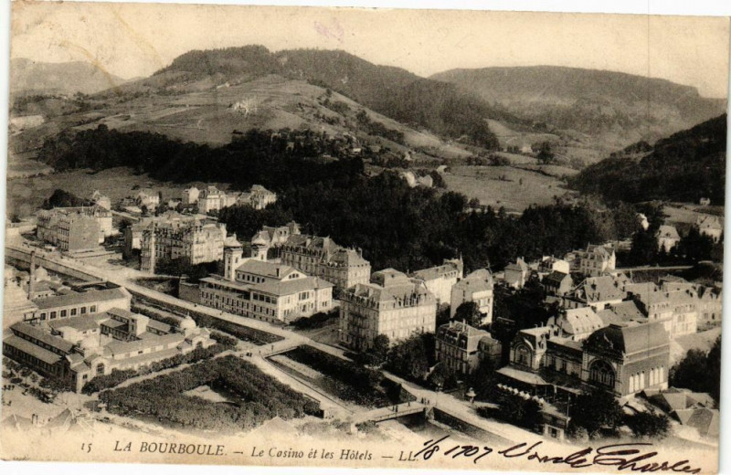 Carte postale ancienne La Bourboule-Le Casino et les Hotels à La Bourboule