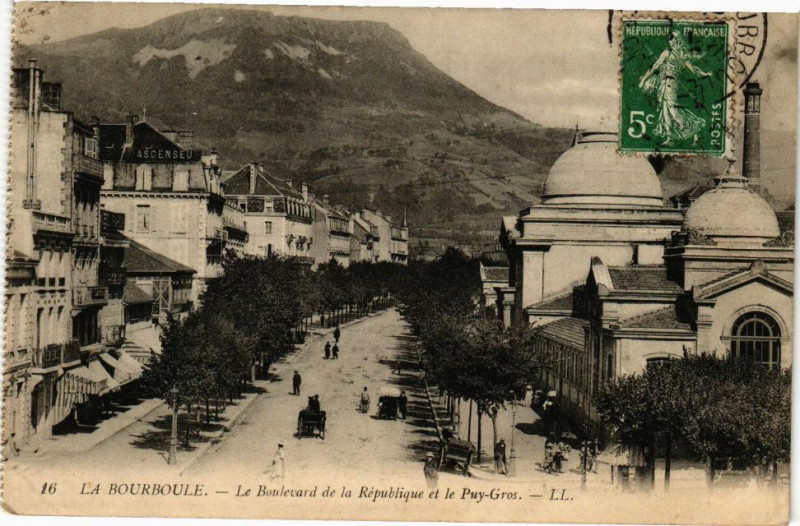 Carte postale ancienne La Bourboule-Le Boulevard de la Republique et le Puy-Gros à La Bourboule