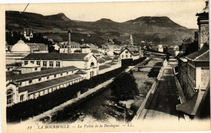 Carte postale ancienne La Bourboule-La Vallée de la Dordogne à La Bourboule