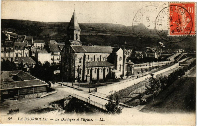 Carte postale ancienne La Bourboule-La Dordogne et l'Eglise à La Bourboule