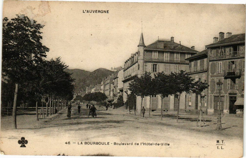 Carte postale ancienne La Bourboule-Boulevard de l'Hotel de Ville à La Bourboule