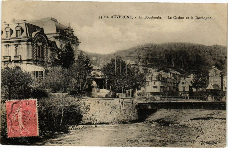 Carte postale ancienne Auvergne-La Bourboule-Le Casino et la Dordogne à La Bourboule