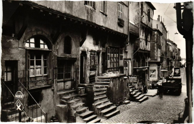 Carte postale ancienne L'Auvergne - Montferrand Ville medievale - Perspective sur les