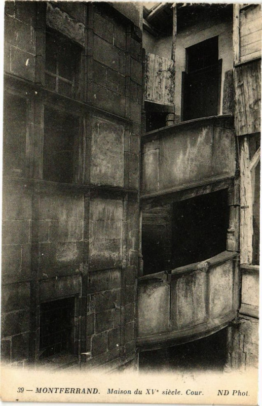 Carte postale ancienne Montferrand - Maison du Xv siecle Cour