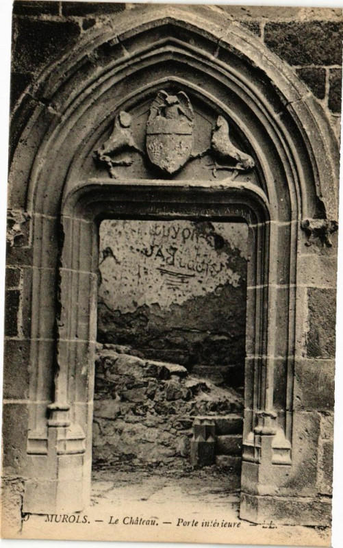 Carte postale ancienne Murols - Le Chateau - Porte interieure à Murol