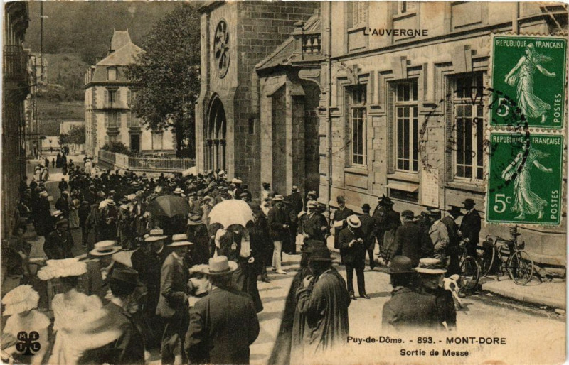 Carte postale ancienne Puy-de-Dome - Mont-Dore - Sortie de Messe à Mont-Dore
