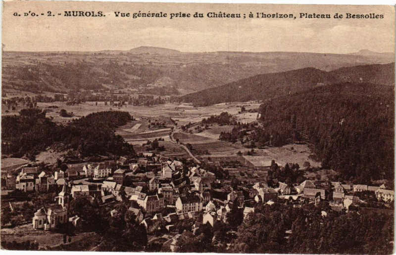 Carte postale ancienne Murols - Vue générale prise du Chateau a l'horizon Plateau de à Murol