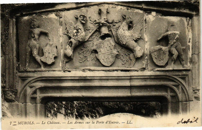 Carte postale ancienne Murols - Le Chateau - Les Armes sur la Porte d'Entrée à Murol