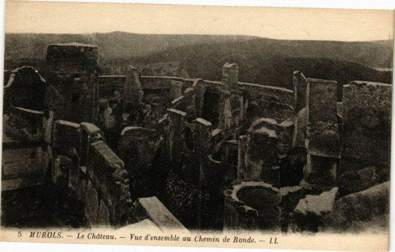 Carte postale ancienne Murols - Le Chateau - Vue d'ensemble au Chemin de Ronde à Murol