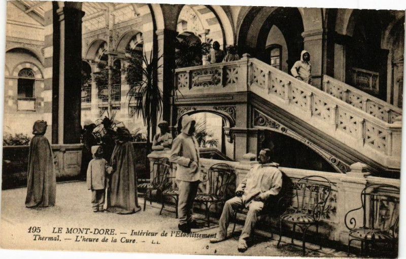 Carte postale ancienne Le Mont-Dore-Interieur de l'Etabl. THERMal-L'heure de la Cur à Mont-Dore
