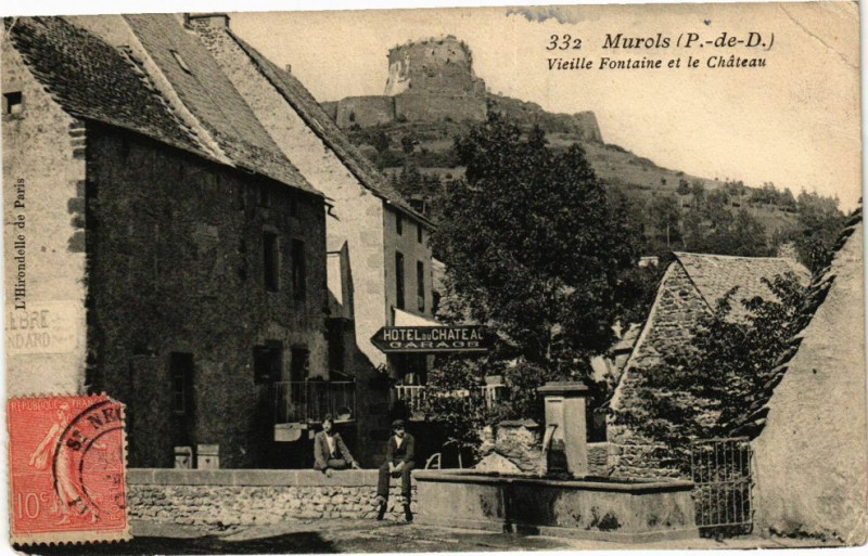Carte postale ancienne Murols (P.-de-D.) - Vieille Fontaine et le Chateau à Murol