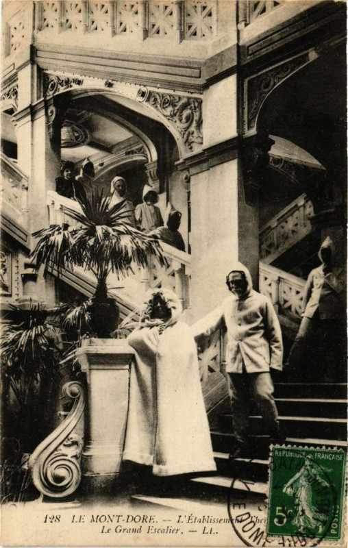 Carte postale ancienne Le Mont-Dore - L'Etabl. THERMal - Le Grand Escalier à Mont-Dore