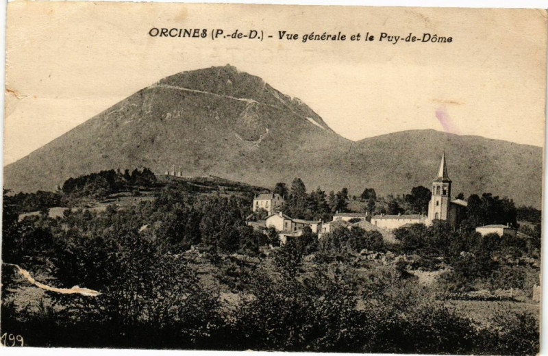 Carte postale ancienne Orcines (P.-de-D.) - Vue générale et le Puy-de-Dome à Orcines