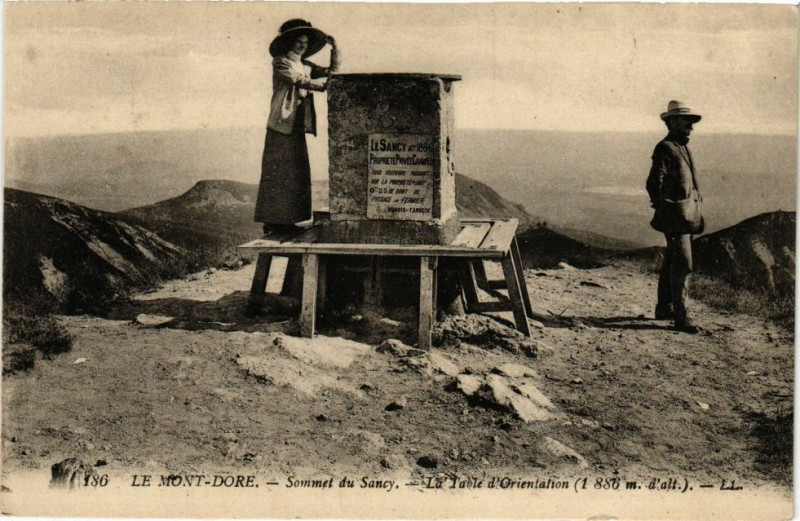 Carte postale ancienne Le Mont-Dore - Sommet du Sancy - La Table d'Orientation (1886 m alt à Mont-Dore