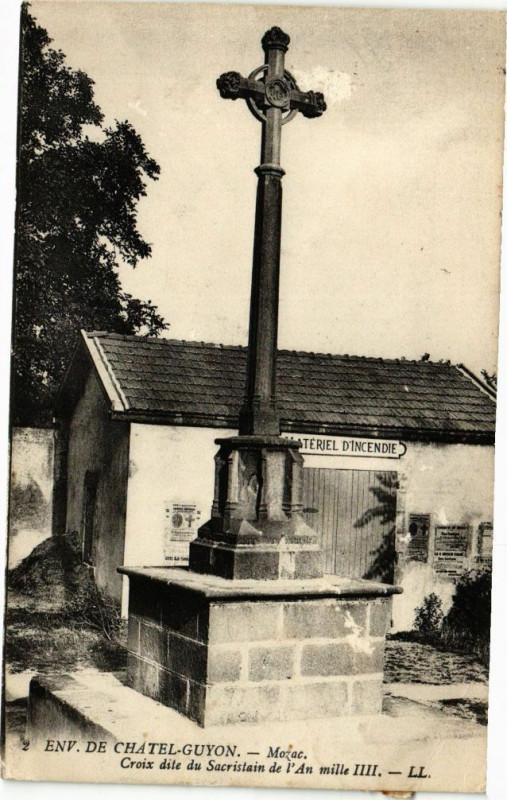 Carte postale ancienne Env.de Chatel-Guyon -Mozac -Croix dite du Sacristain de l'An mille à Châtel-Guyon