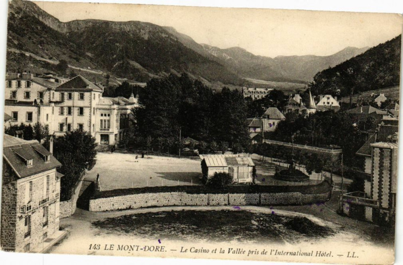Carte postale ancienne Le Mont-Dore - Le Casino et la Vallée pris de l'International Hotel à Mont-Dore