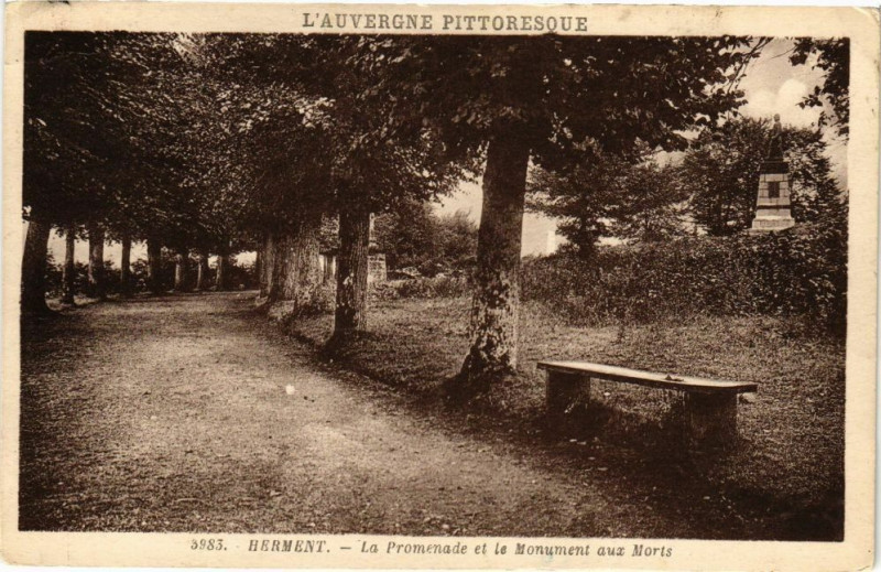 Carte postale ancienne L'Auvergne Pittoresque-HERMent-La Promenade et le Monument aux Mort à Herment