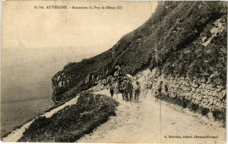 Carte postale ancienne Auvergne - Ascension du Puy-de-Dome