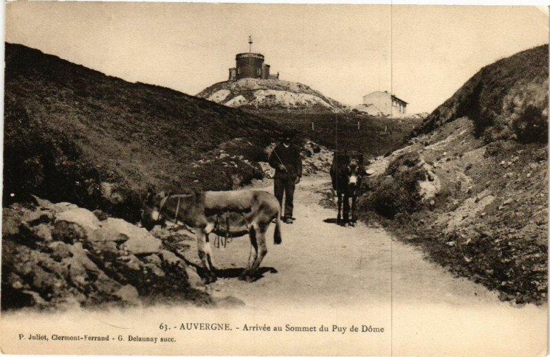 Carte postale ancienne Auvergne - Arrivée au Sommet du Pay de Dome