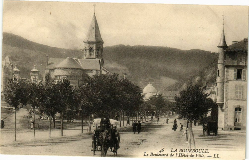 Carte postale ancienne La Bourboule - Boulevard de l'Hotel-de-Ville à La Bourboule
