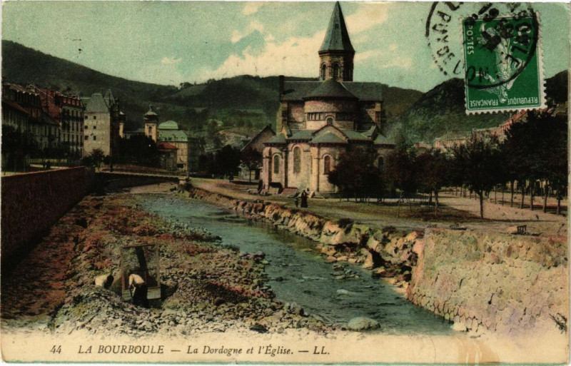 Carte postale ancienne La Bourboule - La Dorlogne et l'Eglise à La Bourboule