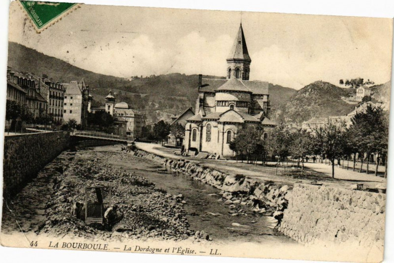 Carte postale ancienne La Bourboule - La Dorlogne et l'Eglise à La Bourboule