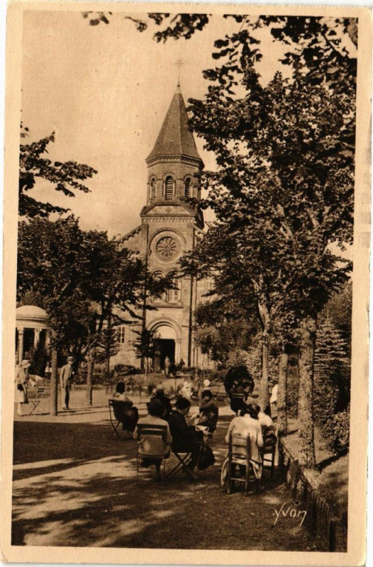 Carte postale ancienne Auvergne -La Bourboule (Puy-de-Dome) -Le Square du Maréchal-Joffre à La Bourboule