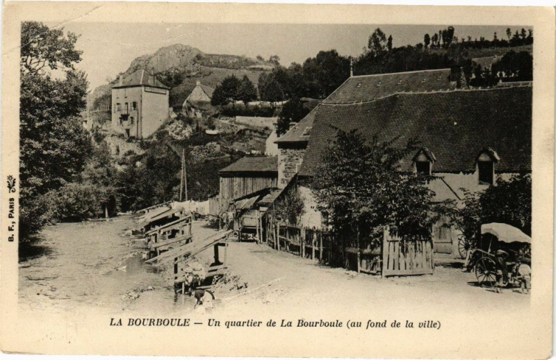 Carte postale ancienne La Bourboule - Un quartier de la Bourboule (au fond de la ville) à La Bourboule