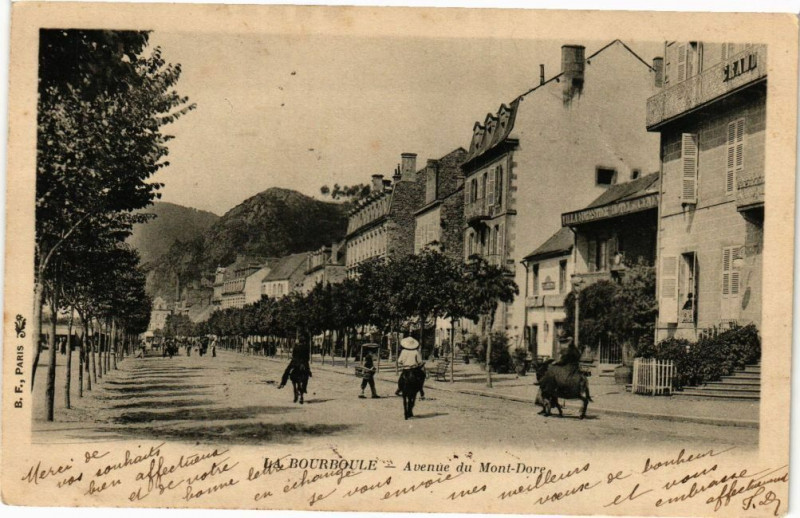 Carte postale ancienne La Bourboule - Avenue du Mont-Dore à La Bourboule