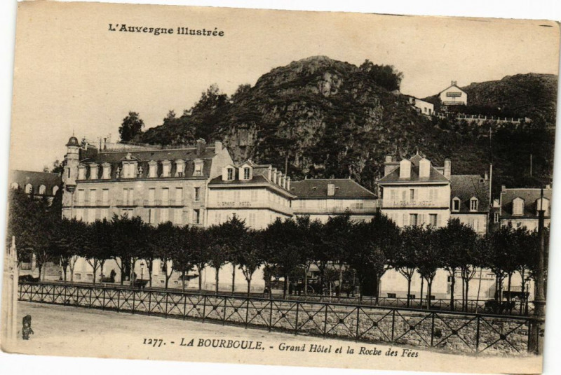 Carte postale ancienne L'Auvergne Ill.. - La Bourboule - Grand Hotel et la Roche des Fetes à La Bourboule