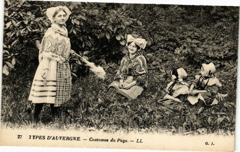 Carte postale ancienne Types d'Auvergne - Costumes du Pays