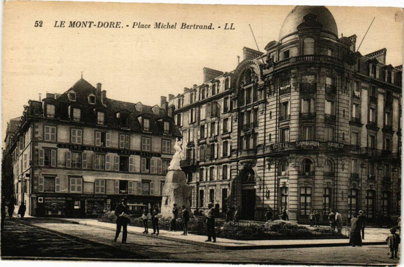 Carte postale ancienne Le Mont-Dore - Place Michel Bertrand à Mont-Dore