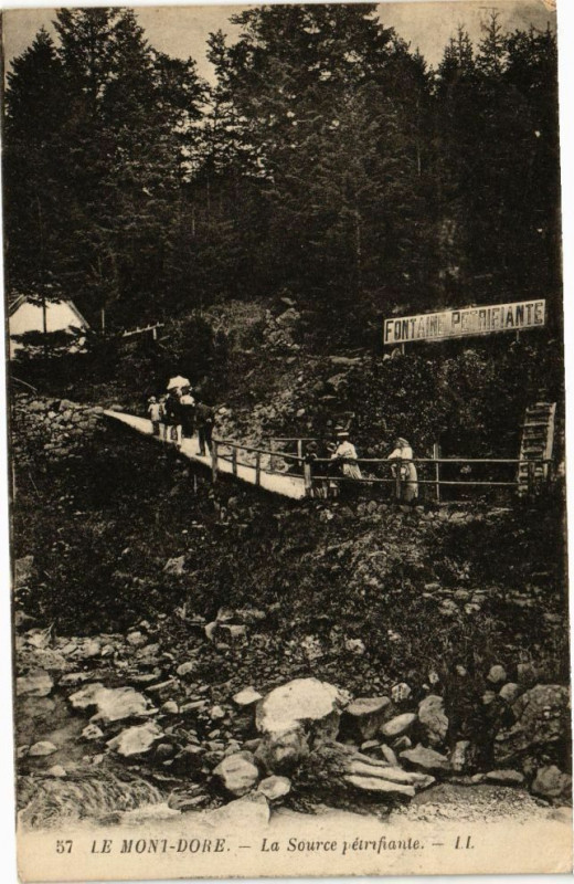 Carte postale ancienne Le Mont-Dore - La Source Petrifiante à Mont-Dore