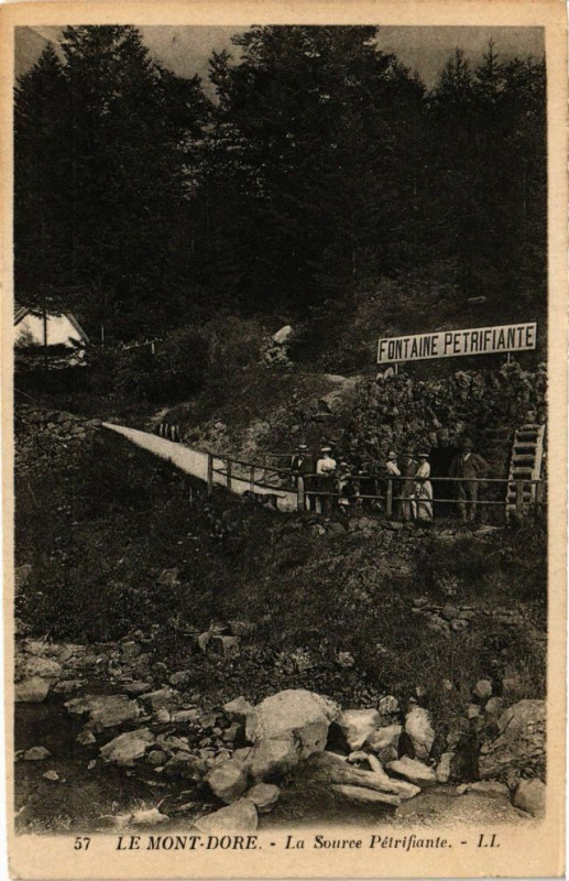 Carte postale ancienne Le Mont-Dore - La Source Petrifiante à Mont-Dore