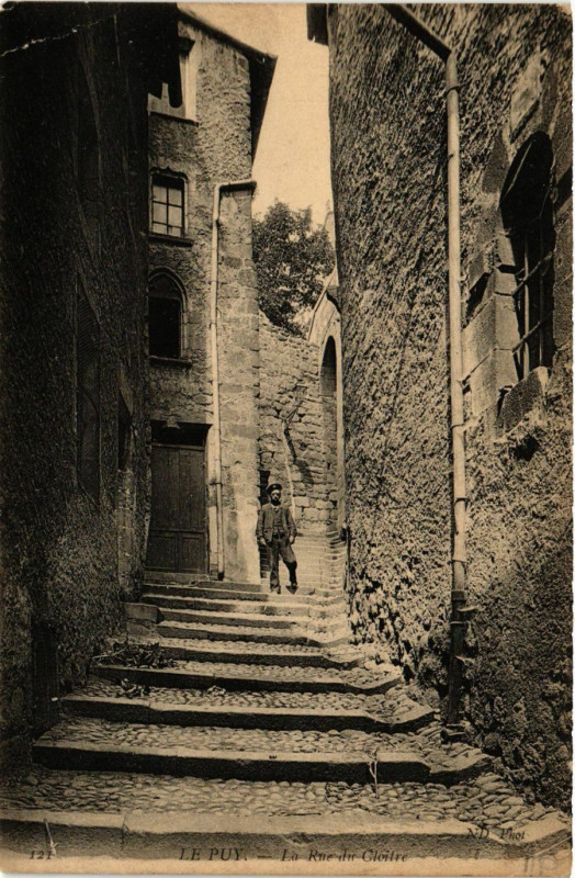 Carte postale ancienne Le Puy-en-Velay - La Rue du Cloitre au Puy-en-Velay