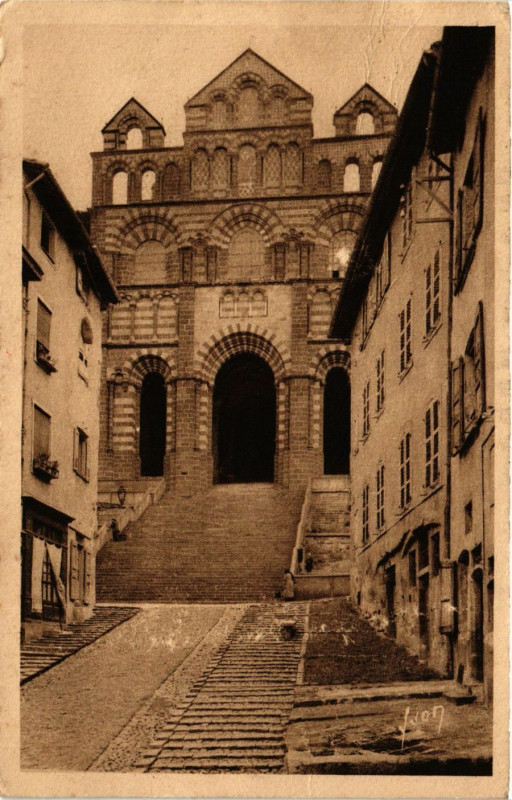 Carte postale ancienne Le Puy-en-Velay - Basilique de N.-D. de Puy - La Facade au Puy-en-Velay