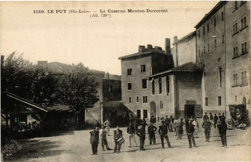 Carte postale ancienne Le Puy-en-Velay - Le Caserne Mouton-Duvernet au Puy-en-Velay