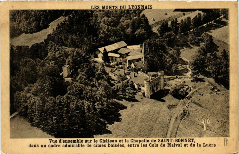 Carte postale ancienne Vue d'ensemble sur le Chateau et la Chapelle de Saint Bonnet