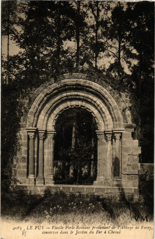 Carte postale ancienne Le Puy - Vieille Porte Romane provenant de l'Abbaye de Vorey à Vorey