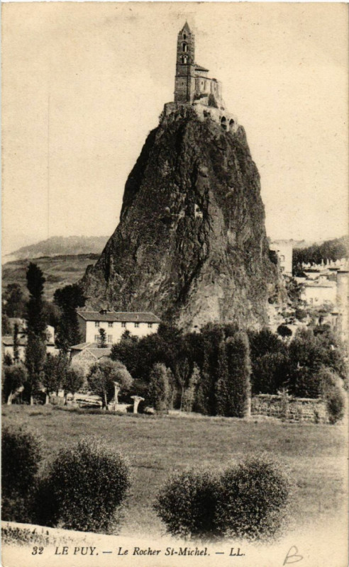 Carte postale ancienne Le Puy - Le Rocher Saint-Michel