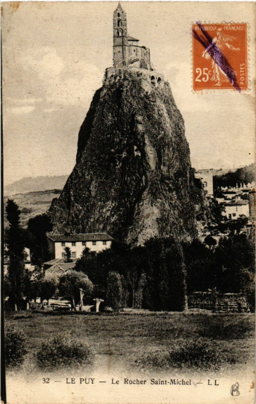 Carte postale ancienne Le Puy - Le Rocher Saint-Michel
