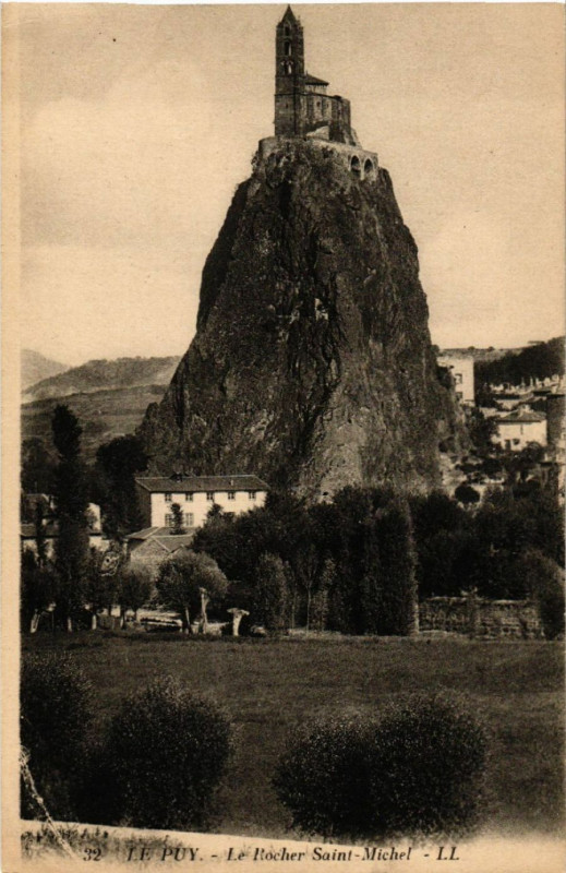 Carte postale ancienne Le Puy - Le Rocher Saint-Michel