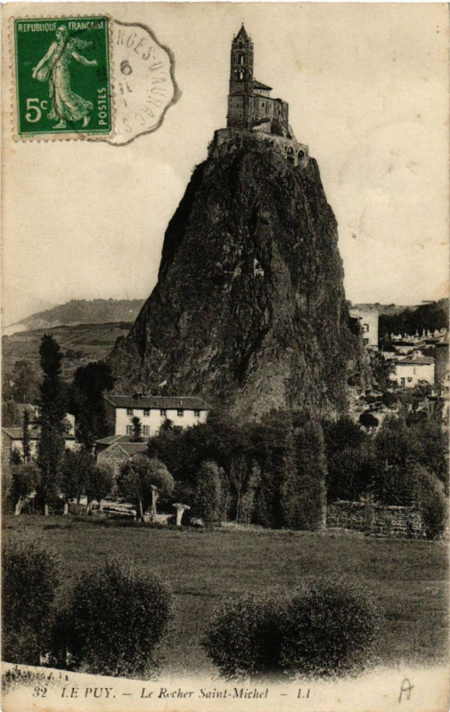 Carte postale ancienne Le Puy - Le Rocher Saint-Michel