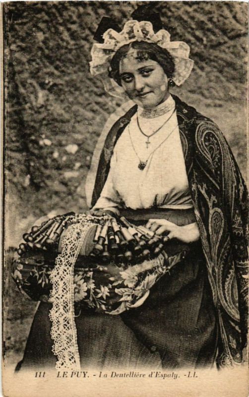 Carte postale ancienne Le Puy - La Dentelliere d'Espaly