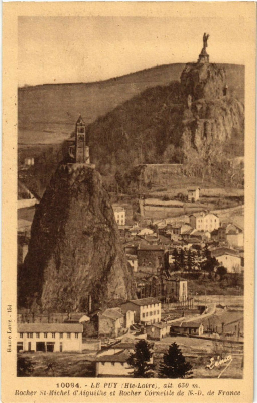 Carte postale ancienne Le Puy (Hte-Loire) alt 630 m -Rocher Saint-Michel d'Aiguilhe et Rocher à Aiguilhe
