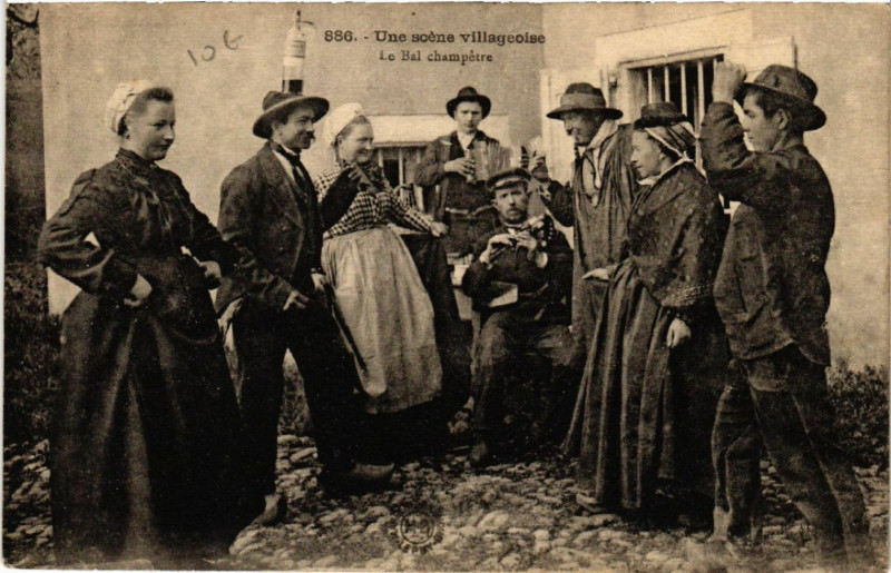 Carte postale ancienne Une scene villageoise - Le Bal champetre