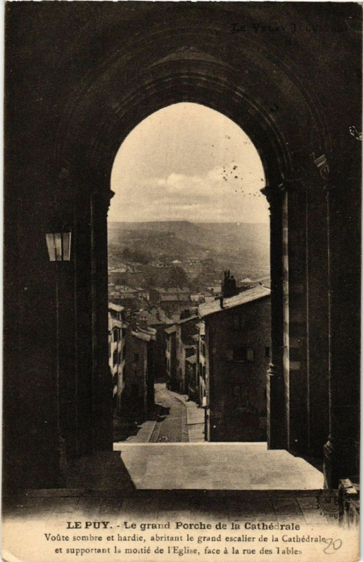 Carte postale ancienne Le Puy - Le grand Porche de la Cathedrale -Voute sombre et hardie