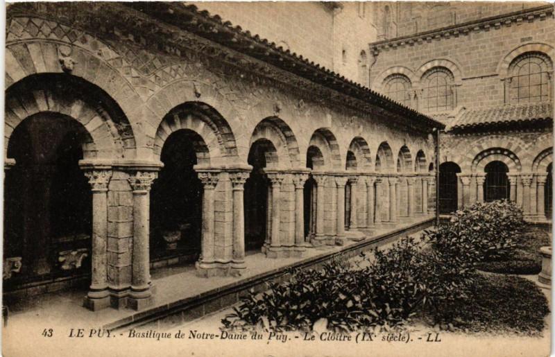 Carte postale ancienne Le Puy - Basilique de Notre-Dame du Puy - Le Cloitre (Ix siecle)