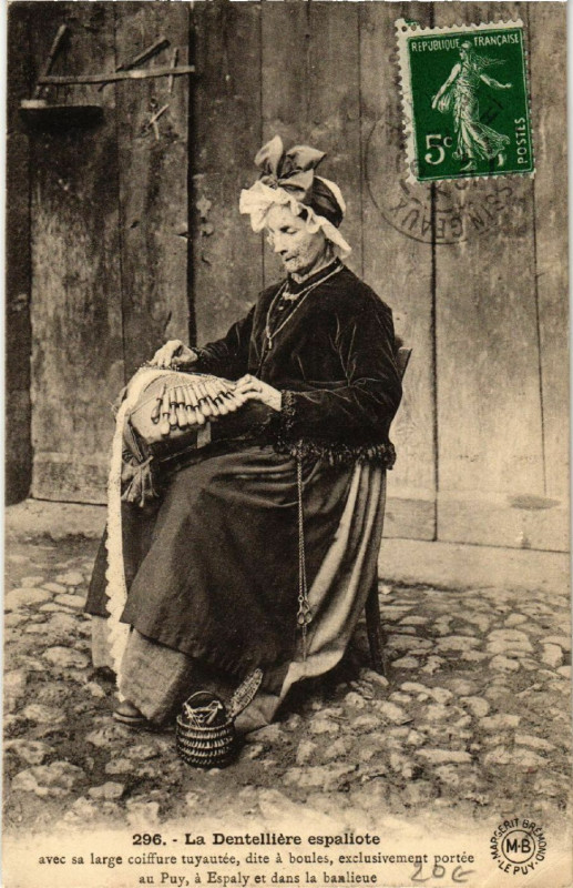 Carte postale ancienne La Dentelliere espaliote avec sa large coiffure tuyautee, dite a